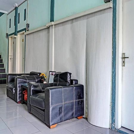 Oyo 91731 Home Stay Elis Cateliya Syariah การาวัง ภายนอก รูปภาพ