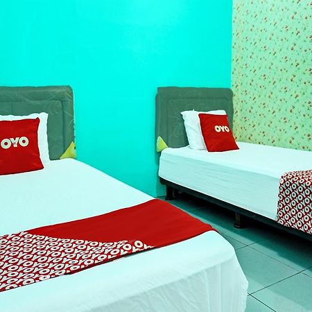 Oyo 91731 Home Stay Elis Cateliya Syariah การาวัง ภายนอก รูปภาพ