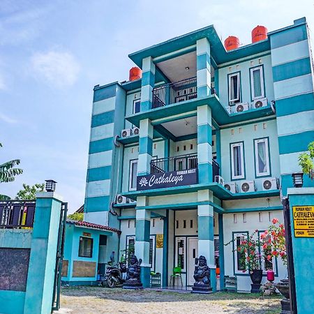 Oyo 91731 Home Stay Elis Cateliya Syariah การาวัง ภายนอก รูปภาพ