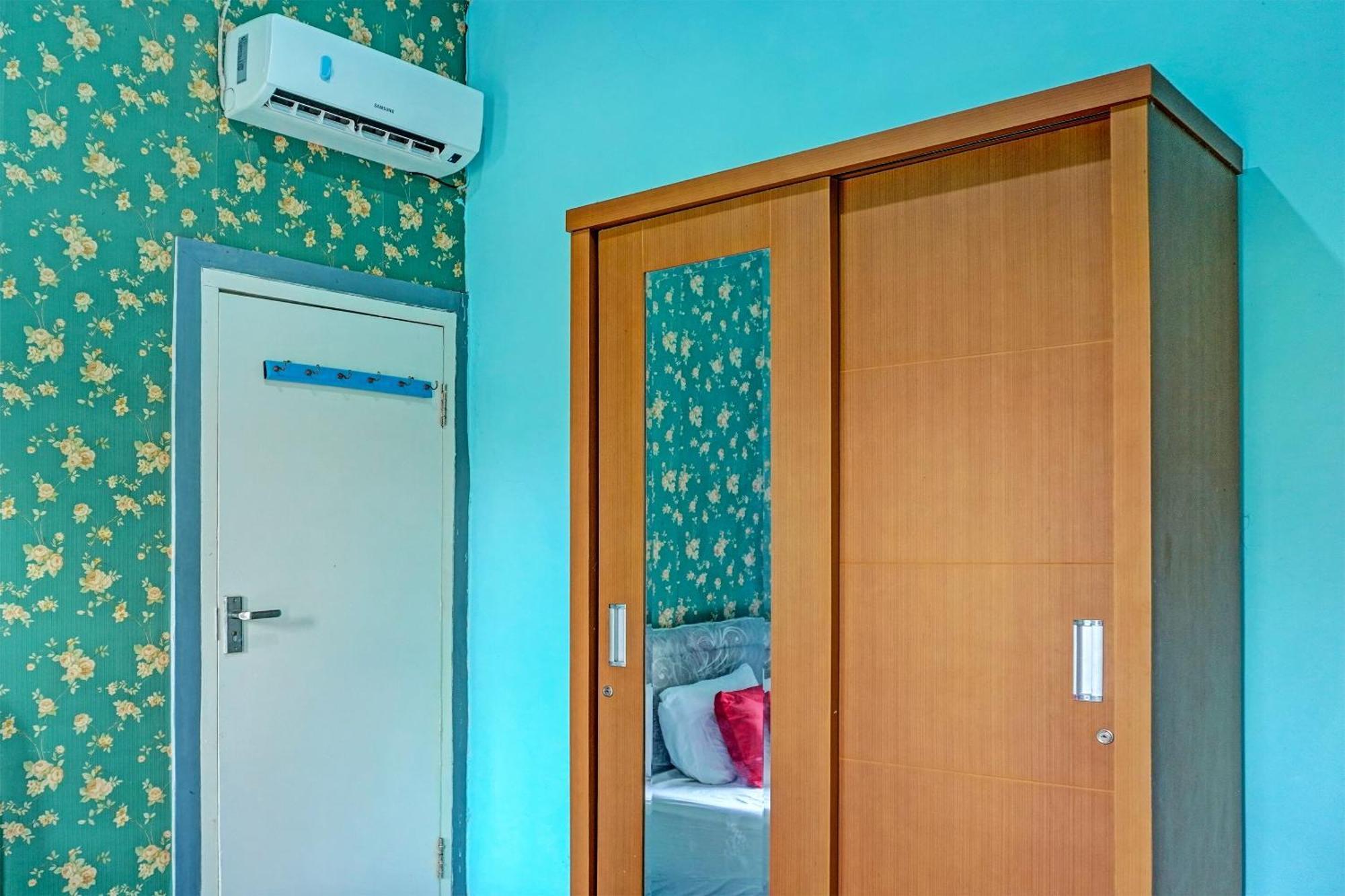 Oyo 91731 Home Stay Elis Cateliya Syariah การาวัง ภายนอก รูปภาพ