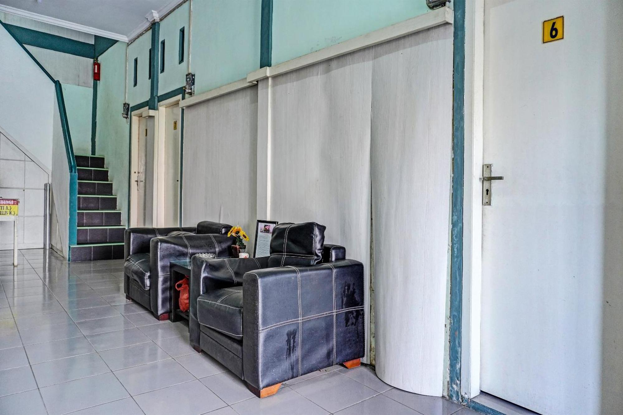 Oyo 91731 Home Stay Elis Cateliya Syariah การาวัง ภายนอก รูปภาพ