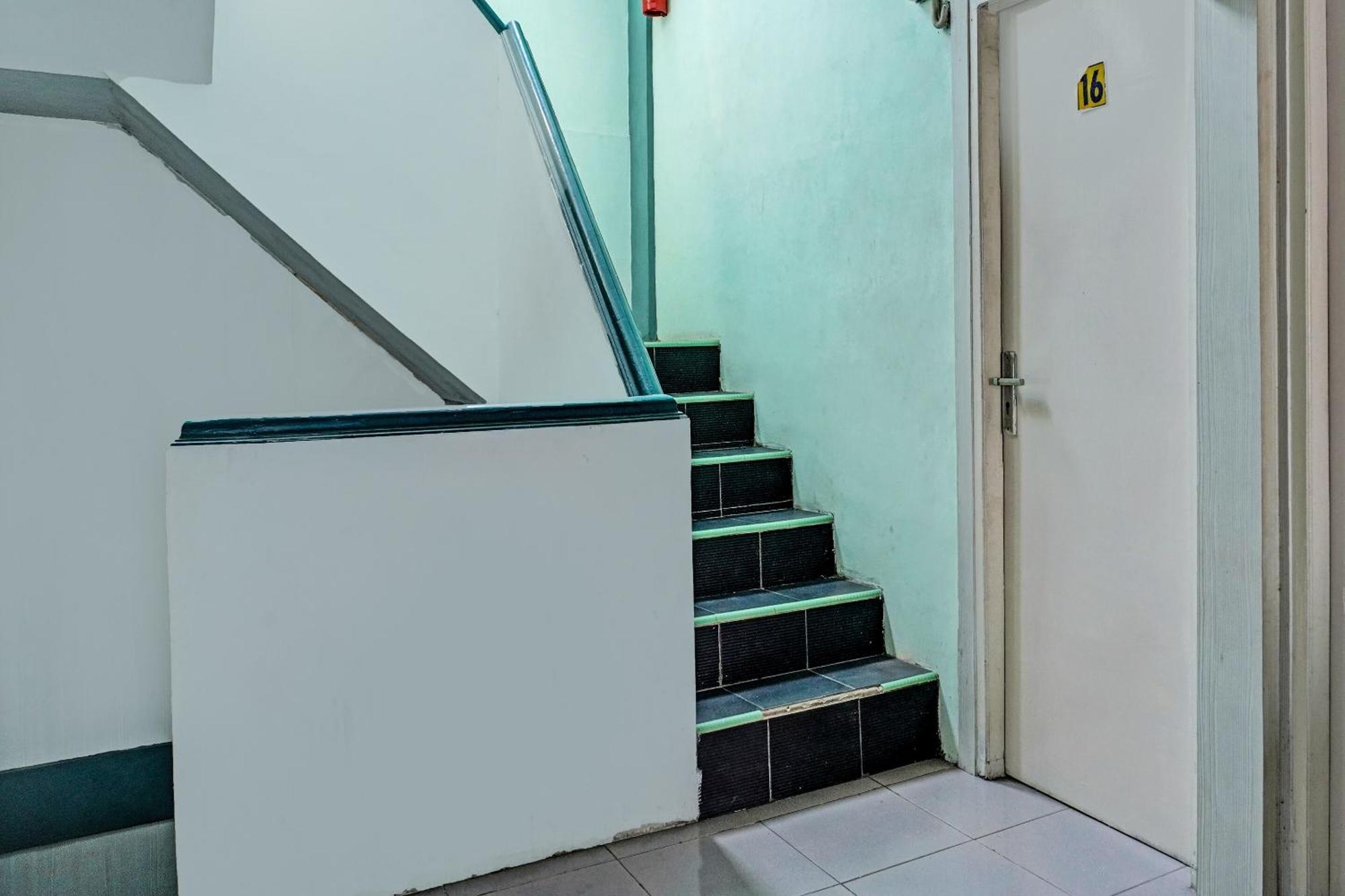 Oyo 91731 Home Stay Elis Cateliya Syariah การาวัง ภายนอก รูปภาพ