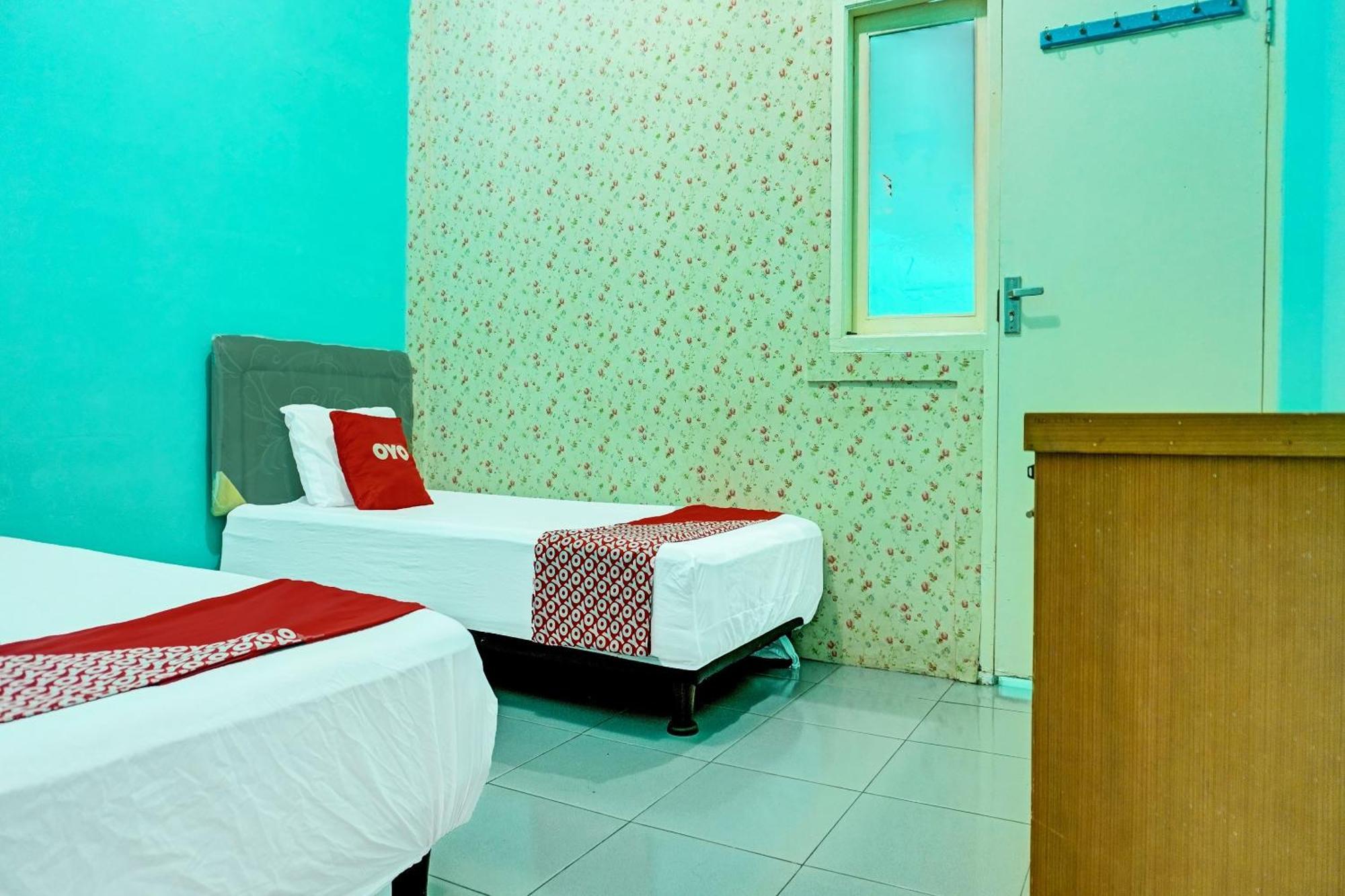 Oyo 91731 Home Stay Elis Cateliya Syariah การาวัง ภายนอก รูปภาพ