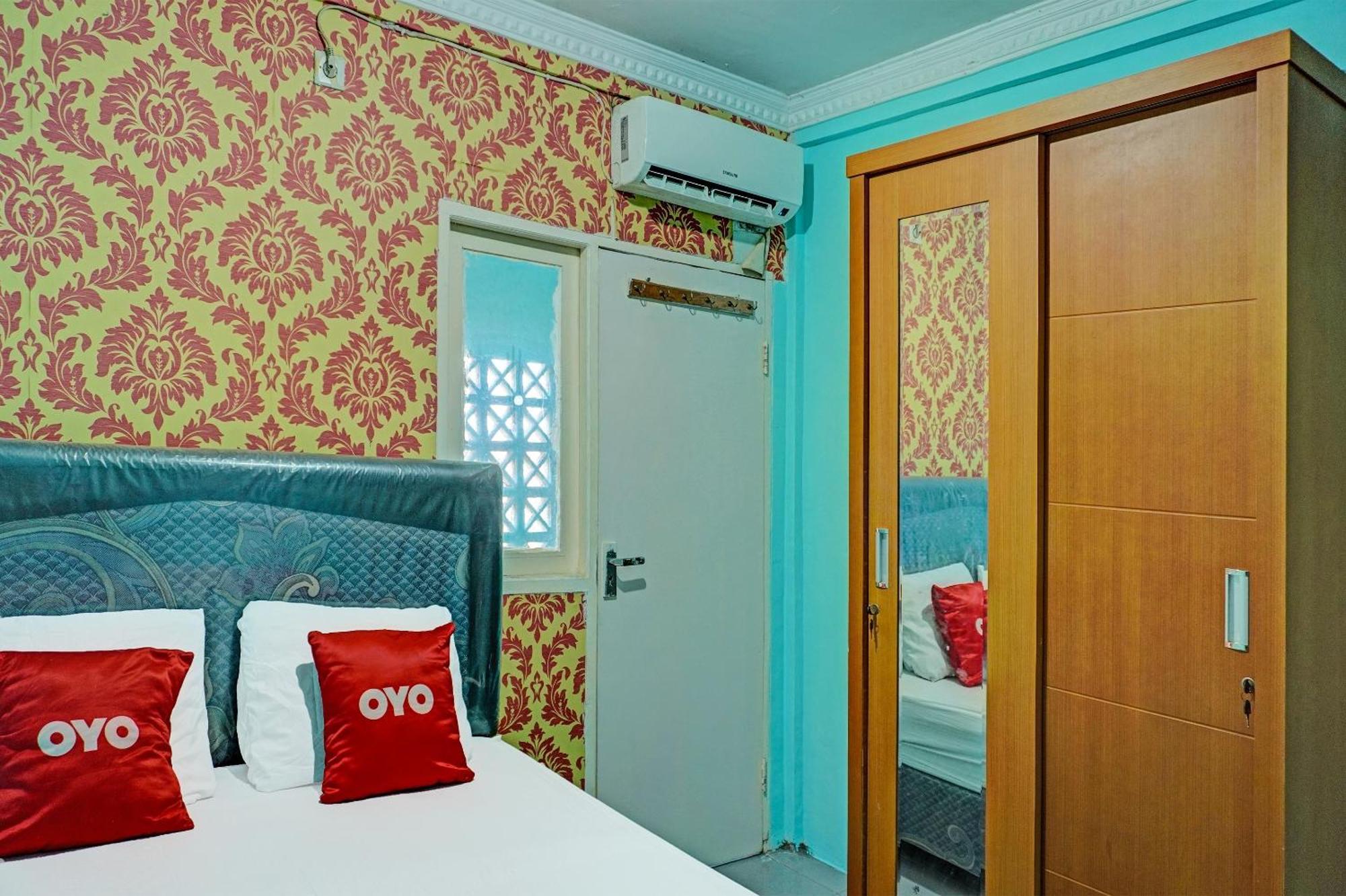 Oyo 91731 Home Stay Elis Cateliya Syariah การาวัง ภายนอก รูปภาพ