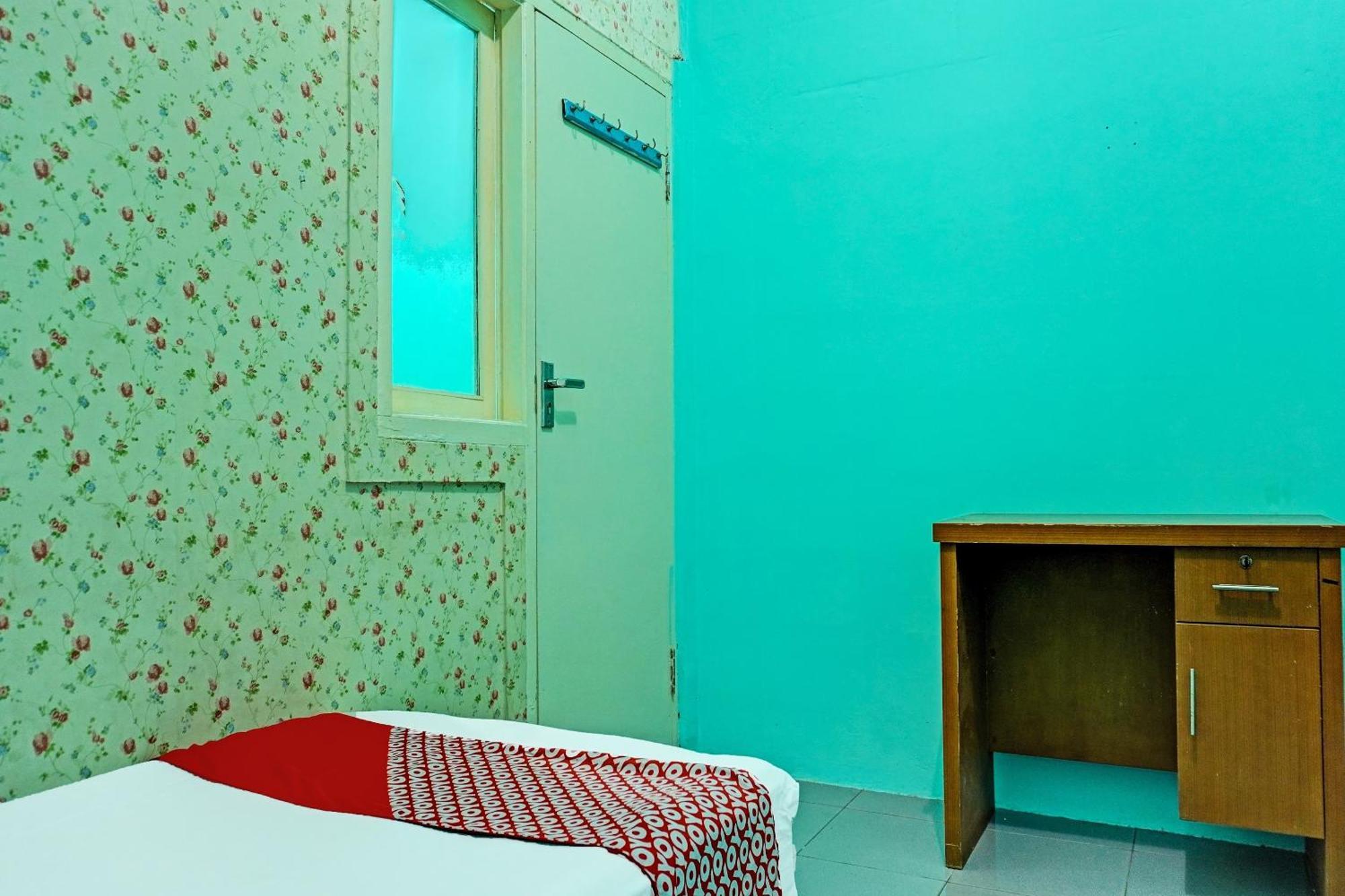 Oyo 91731 Home Stay Elis Cateliya Syariah การาวัง ภายนอก รูปภาพ