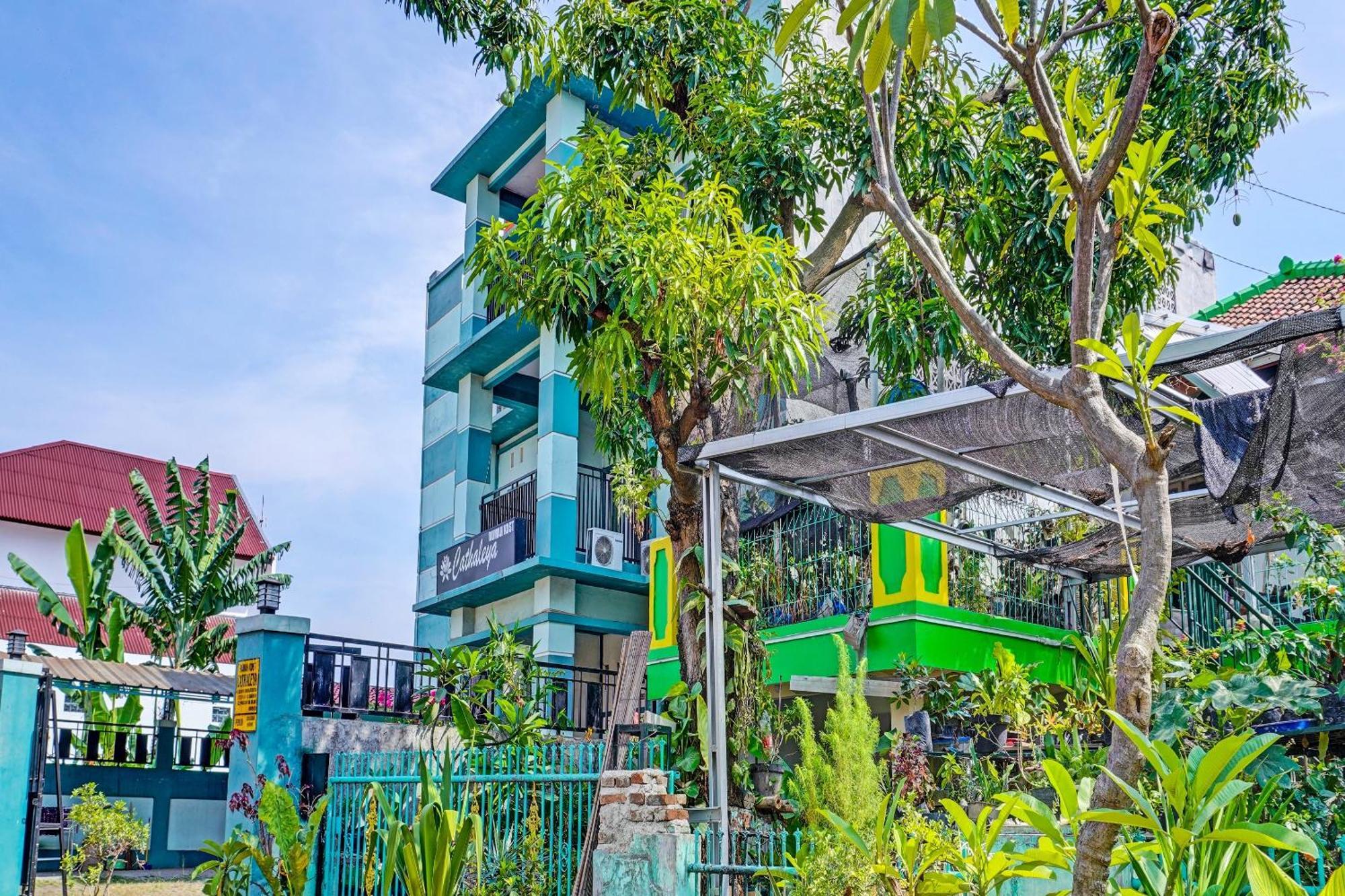 Oyo 91731 Home Stay Elis Cateliya Syariah การาวัง ภายนอก รูปภาพ