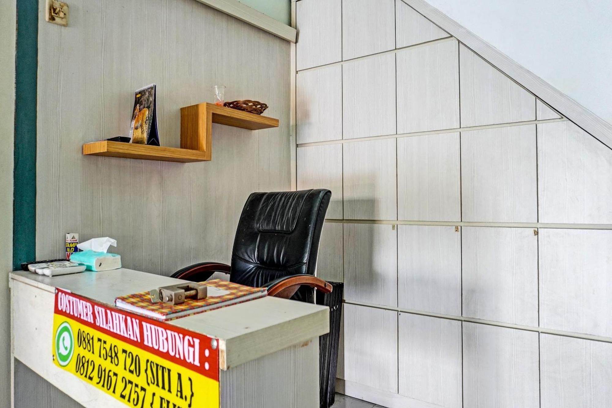 Oyo 91731 Home Stay Elis Cateliya Syariah การาวัง ภายนอก รูปภาพ