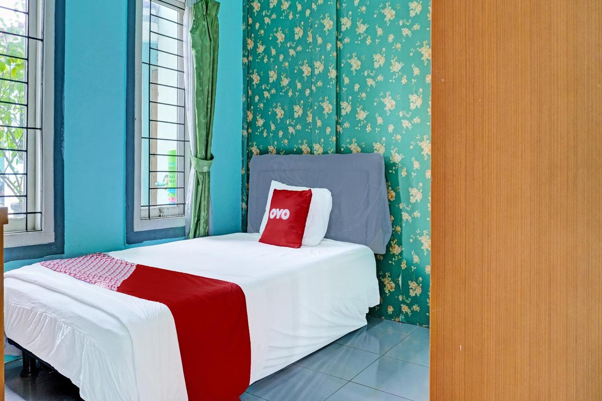 Oyo 91731 Home Stay Elis Cateliya Syariah การาวัง ภายนอก รูปภาพ
