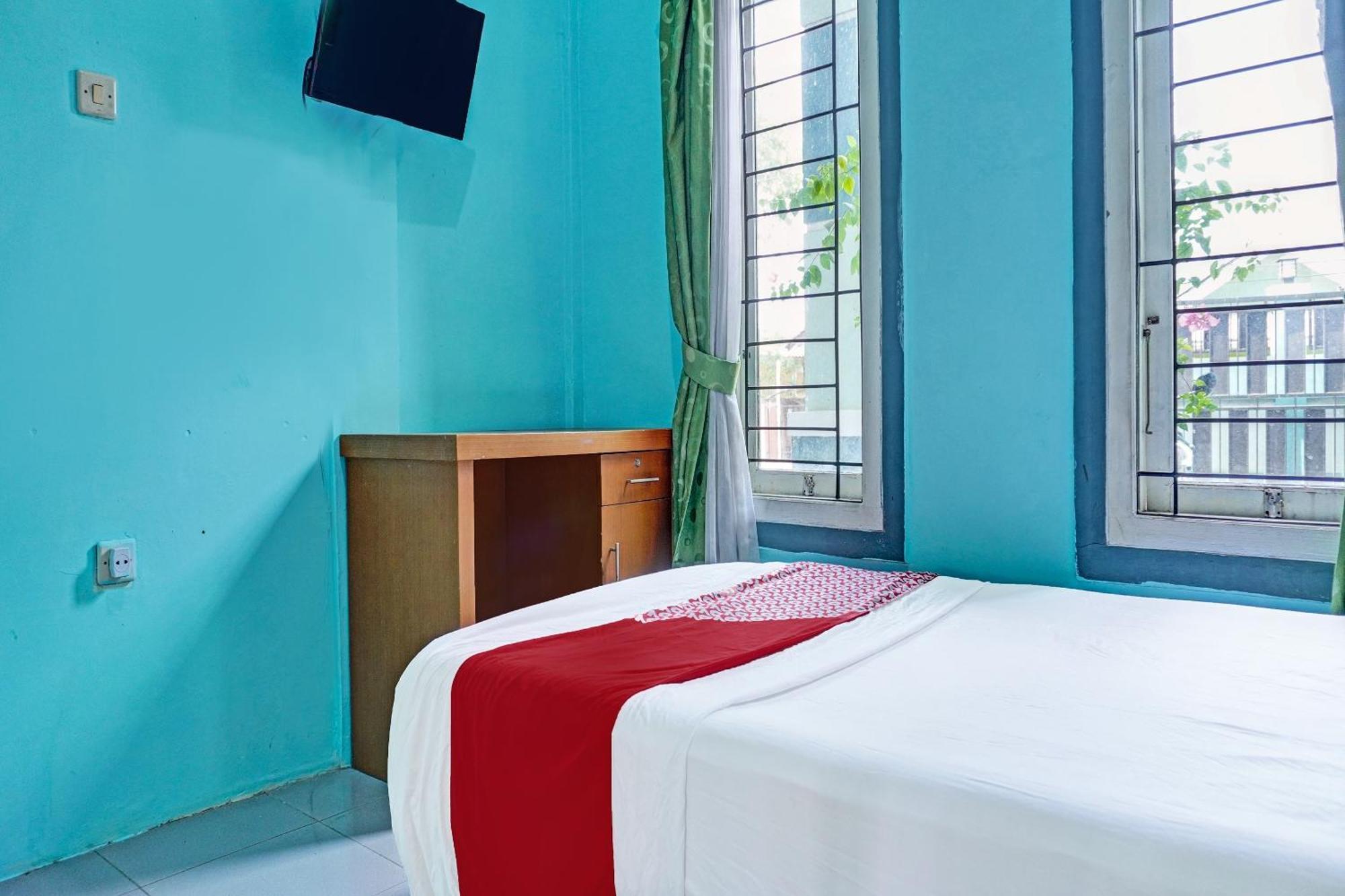 Oyo 91731 Home Stay Elis Cateliya Syariah การาวัง ภายนอก รูปภาพ