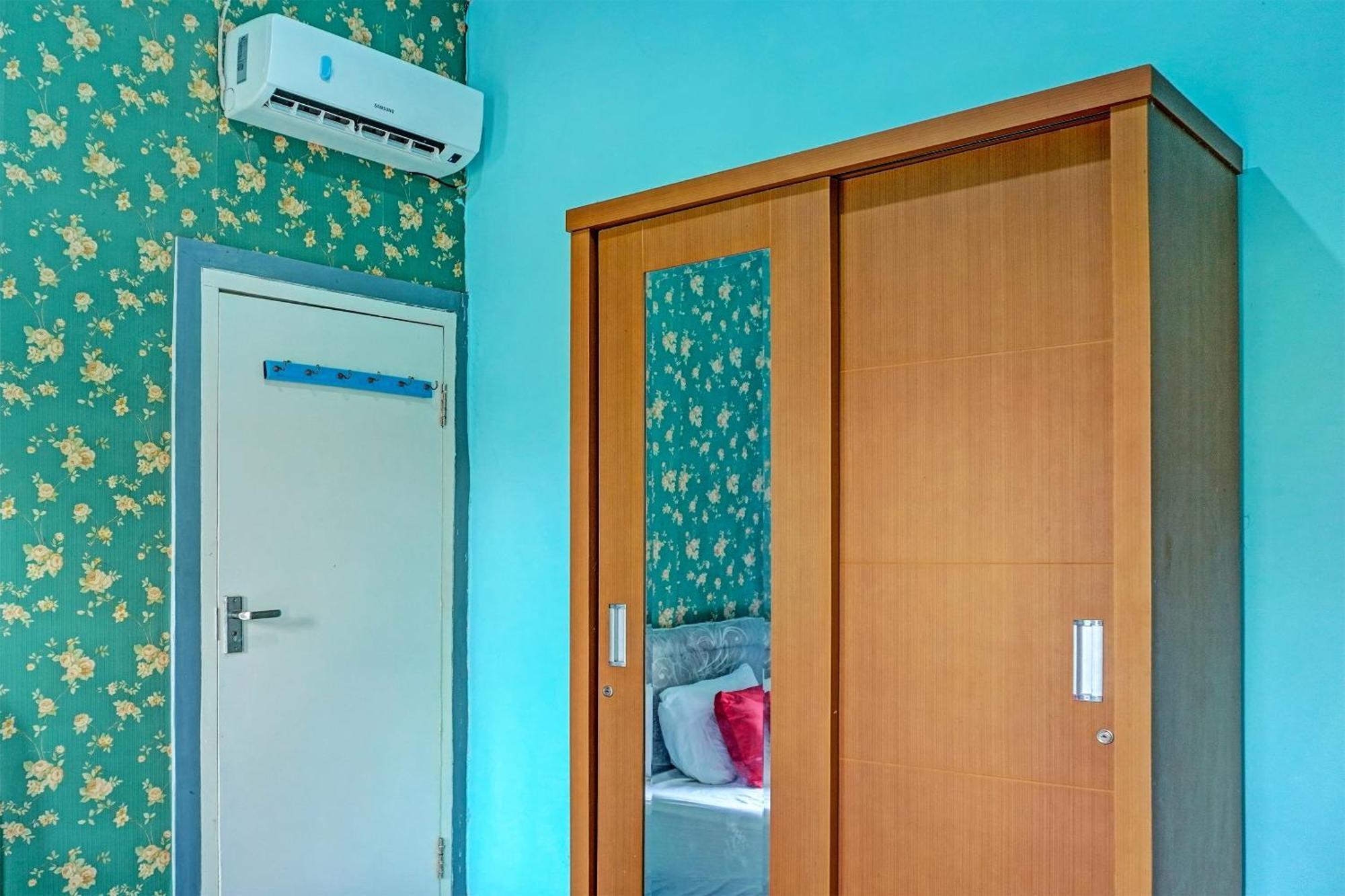 Oyo 91731 Home Stay Elis Cateliya Syariah การาวัง ภายนอก รูปภาพ