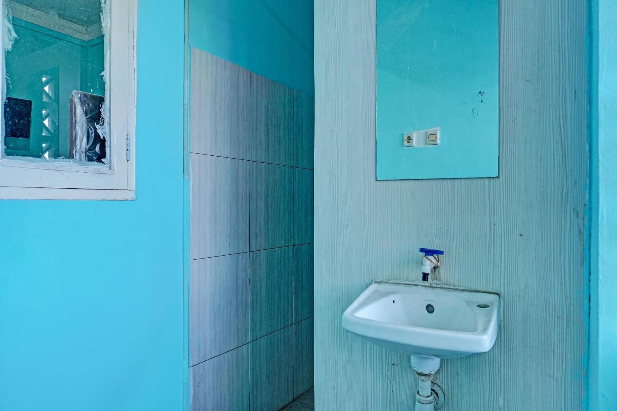 Oyo 91731 Home Stay Elis Cateliya Syariah การาวัง ภายนอก รูปภาพ