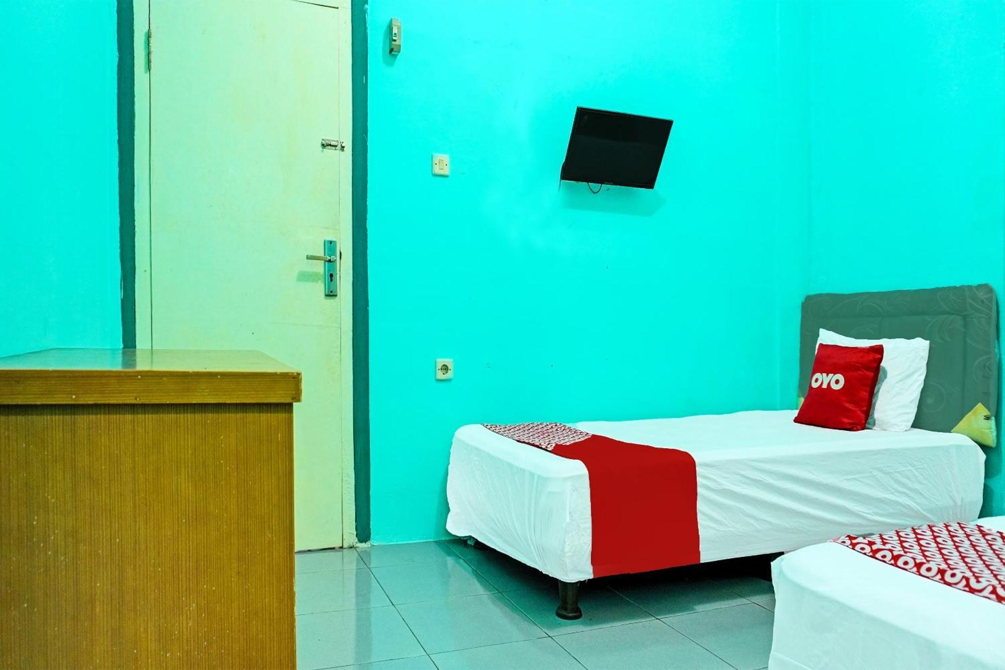 Oyo 91731 Home Stay Elis Cateliya Syariah การาวัง ภายนอก รูปภาพ