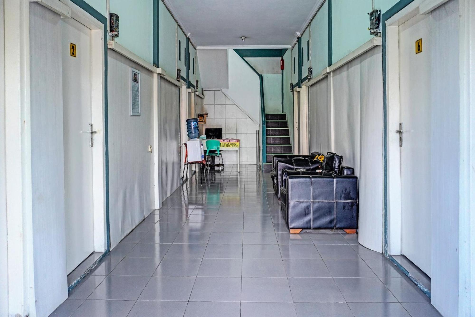 Oyo 91731 Home Stay Elis Cateliya Syariah การาวัง ภายนอก รูปภาพ