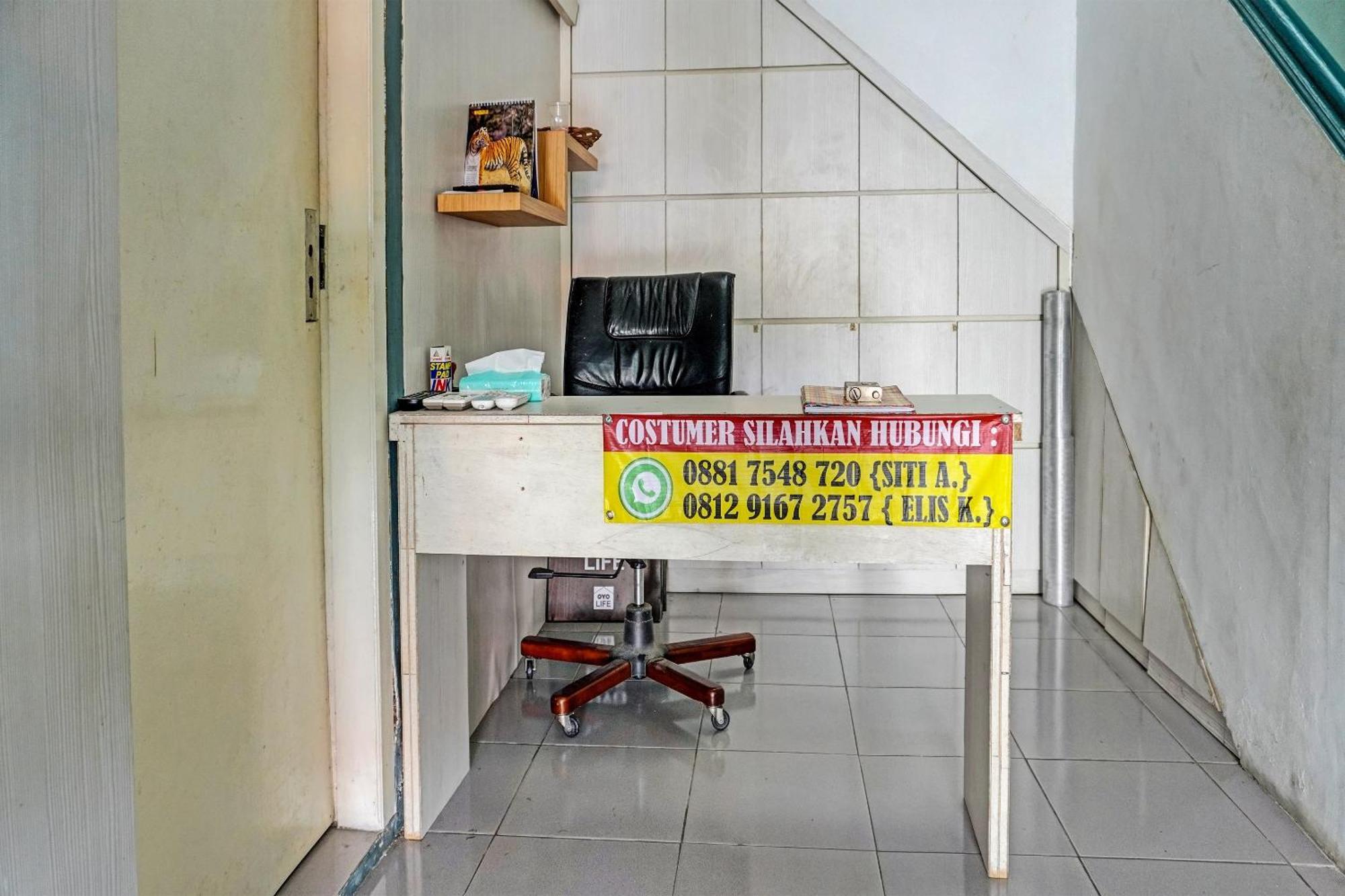 Oyo 91731 Home Stay Elis Cateliya Syariah การาวัง ภายนอก รูปภาพ