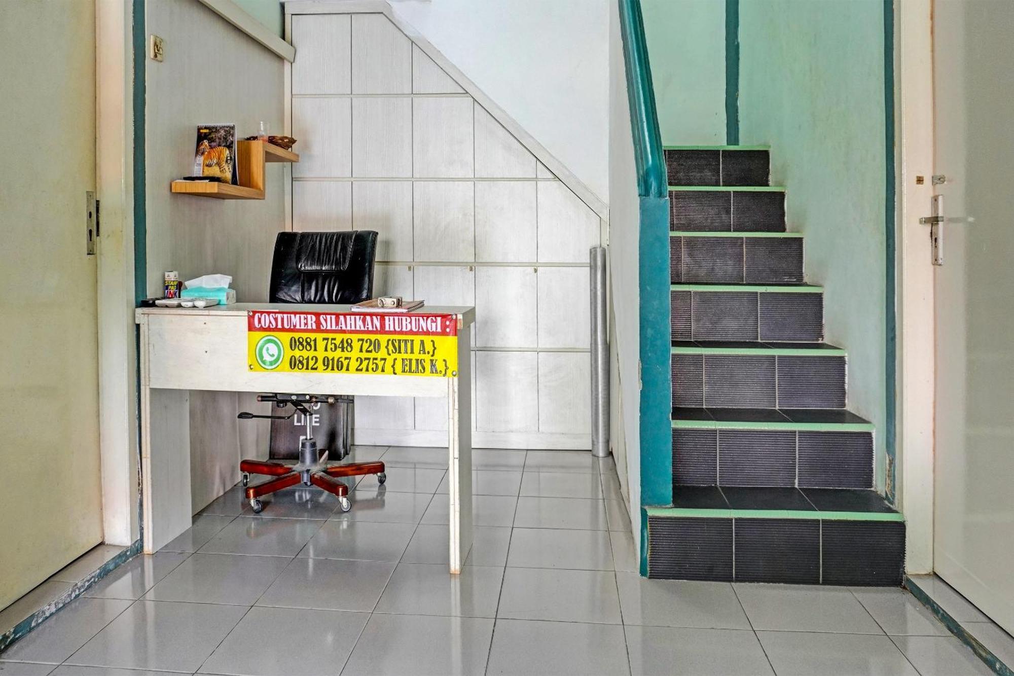 Oyo 91731 Home Stay Elis Cateliya Syariah การาวัง ภายนอก รูปภาพ