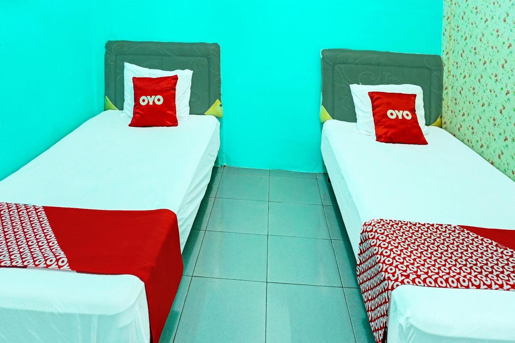 Oyo 91731 Home Stay Elis Cateliya Syariah การาวัง ภายนอก รูปภาพ
