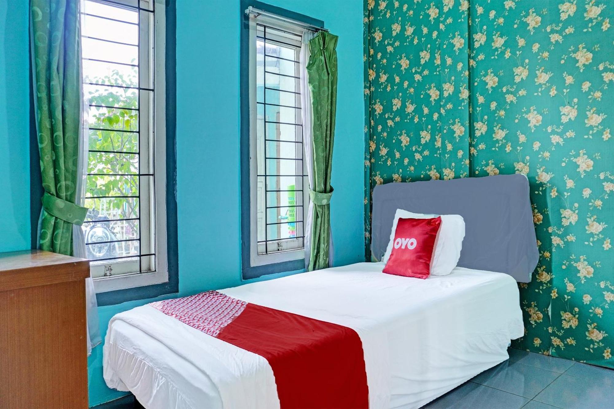 Oyo 91731 Home Stay Elis Cateliya Syariah การาวัง ภายนอก รูปภาพ
