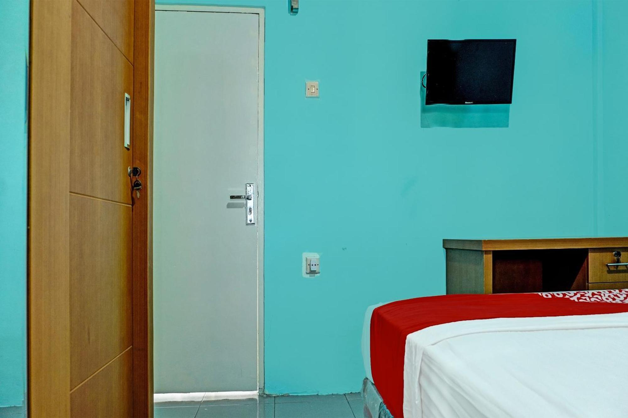 Oyo 91731 Home Stay Elis Cateliya Syariah การาวัง ภายนอก รูปภาพ