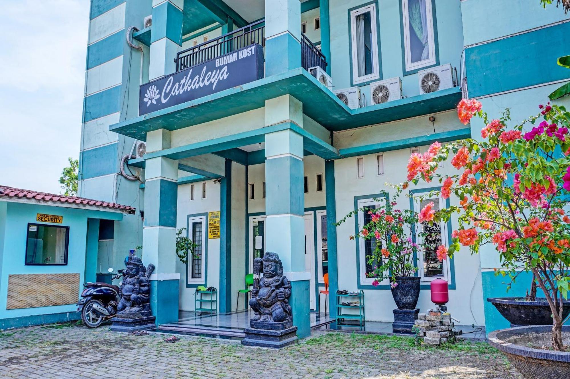 Oyo 91731 Home Stay Elis Cateliya Syariah การาวัง ภายนอก รูปภาพ