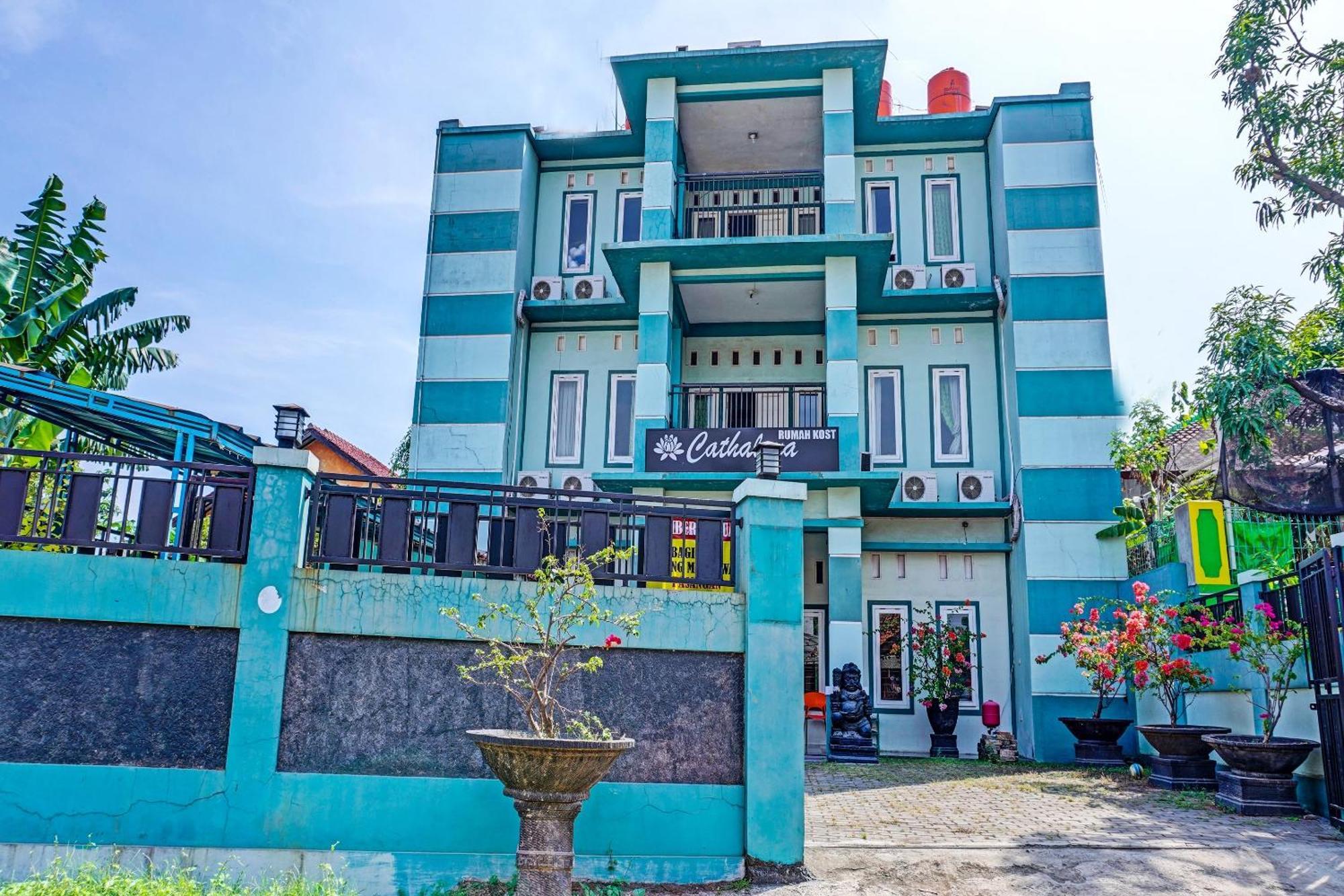 Oyo 91731 Home Stay Elis Cateliya Syariah การาวัง ภายนอก รูปภาพ